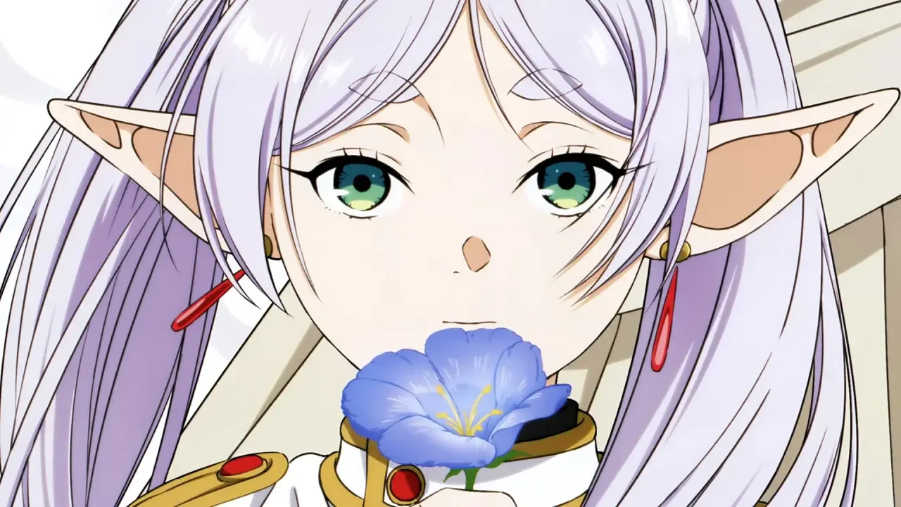 Frieren, la elfa protagonista del anime, sosteniendo una flor azul