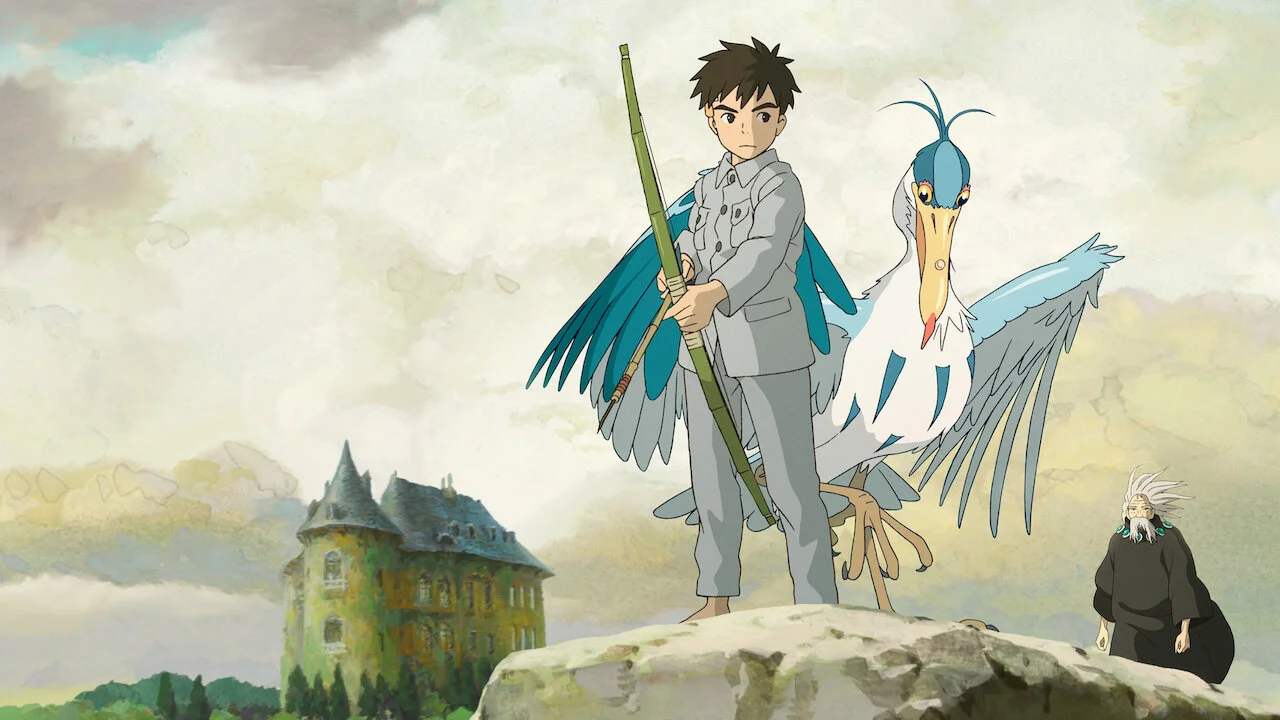 Mahito sosteniendo una lanza junto a la Garza en El chico y la garza de Miyazaki