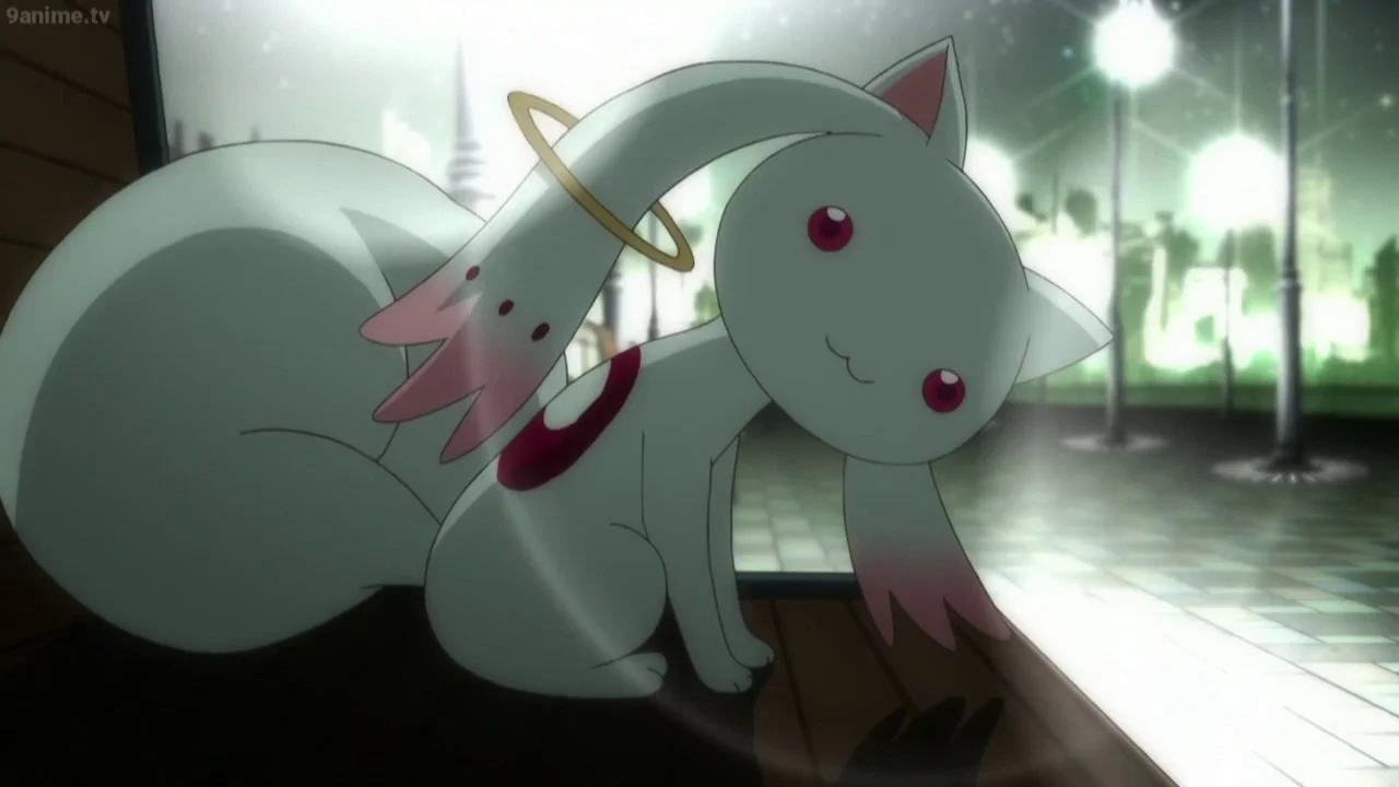 Kyubey, el antagonista de Puella Magi Madoka Magica, con su característico halo dorado