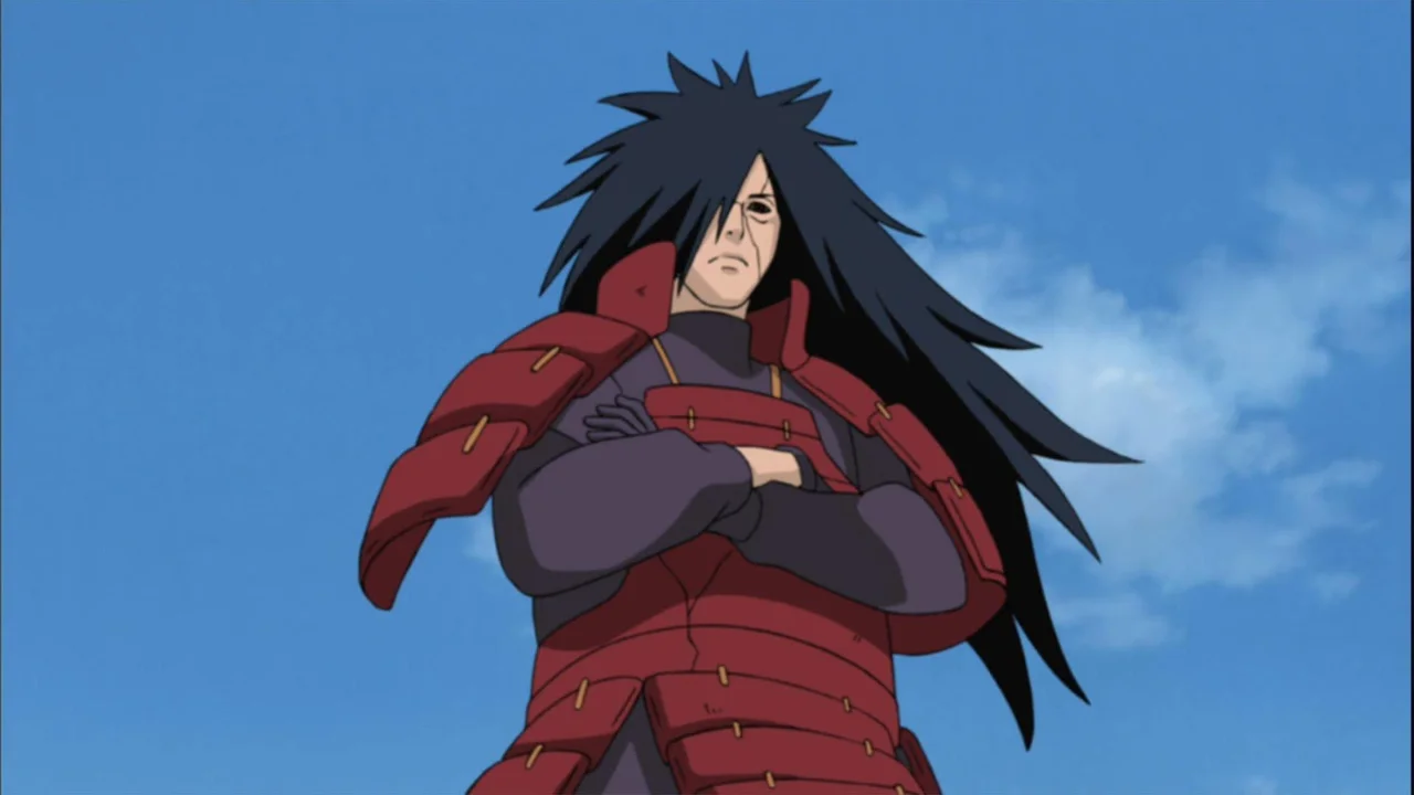 Madara Uchiha con los brazos cruzados y su armadura roja en Naruto Shippuden