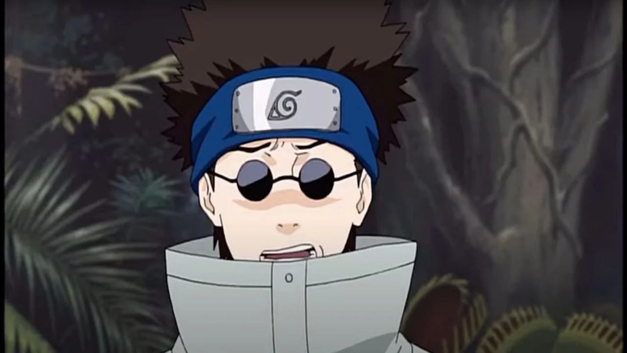 Personaje ninja de Naruto con bandana de Konoha y gafas de sol redondas en un bosque, Shino Aburame