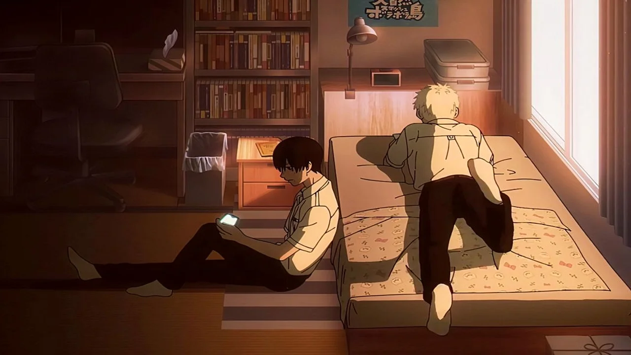 Dos personajes de anime en una habitación en verano, uno sentado en el suelo con el móvil y otro tumbado en la cama junto a una ventana iluminada, escena de La luz del verano en que Hikaru murió
