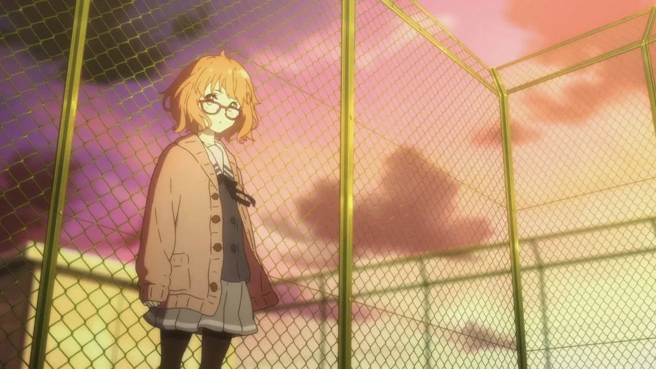 Personaje femenino de anime con gafas apoyada en la valla de una azotea al atardecer