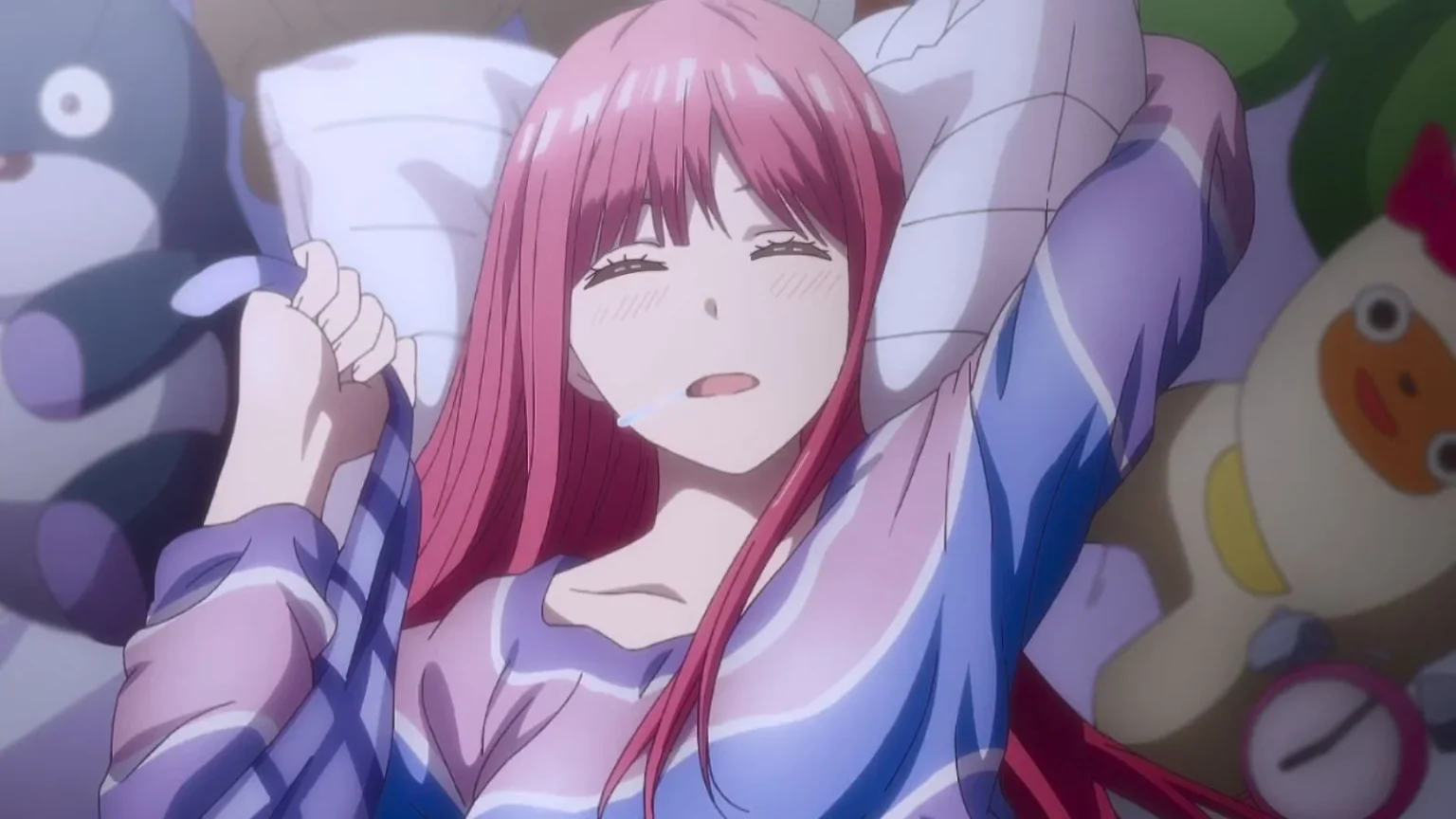Nino Nakano de The Quintessential Quintuplets tumbada entre peluches, personaje tsundere de expresión soñadora