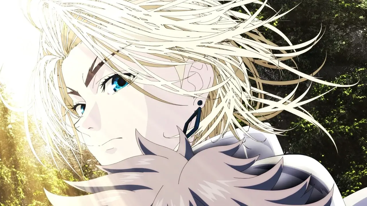 Elma con armadura blanca y cabello al viento en una escena del anime The Exiled Heavy Knight