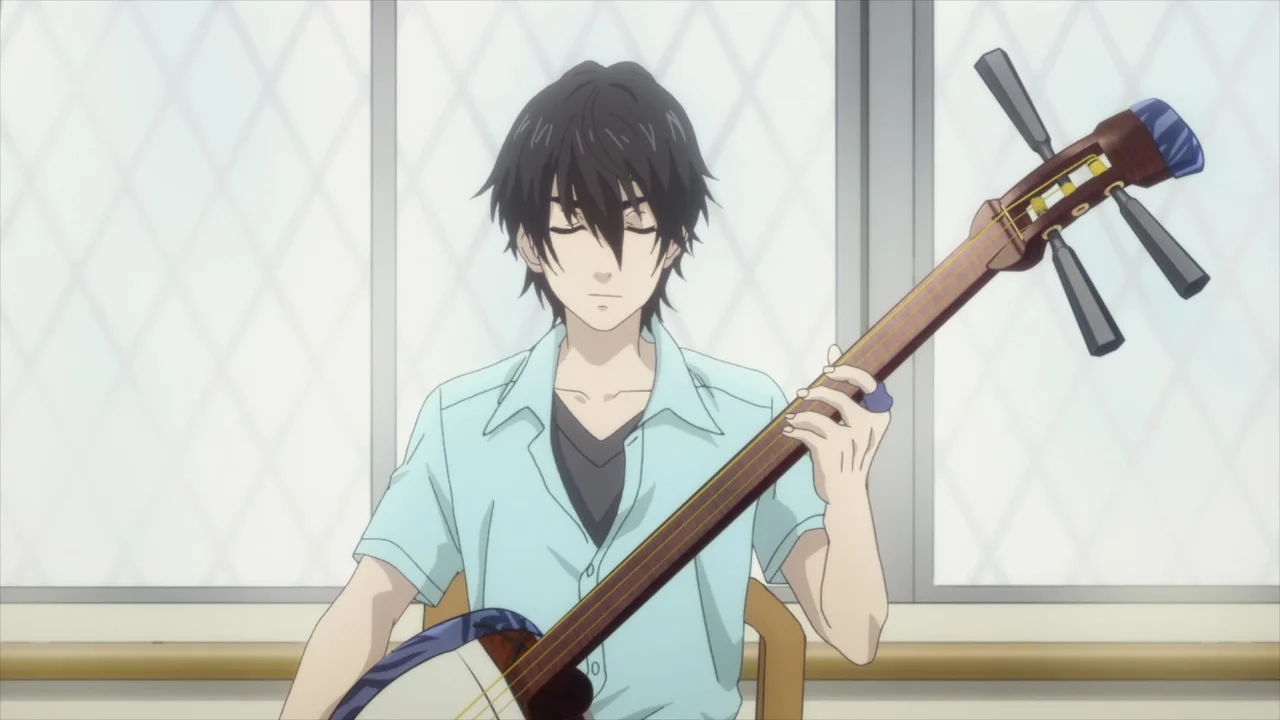 Setsu Sawamura tocando el shamisen en el anime Those Snow White Notes