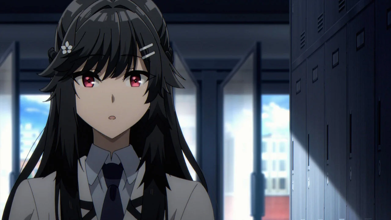 Akane Nishino en el pasillo del instituto en The Eminence in Shadow