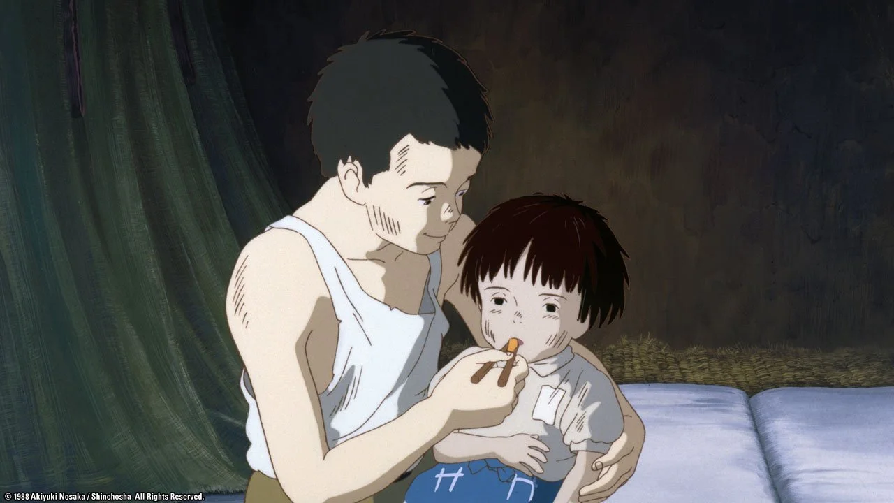 Seita alimentando a Setsuko en La tumba de las luciérnagas, película de anime de Studio Ghibli