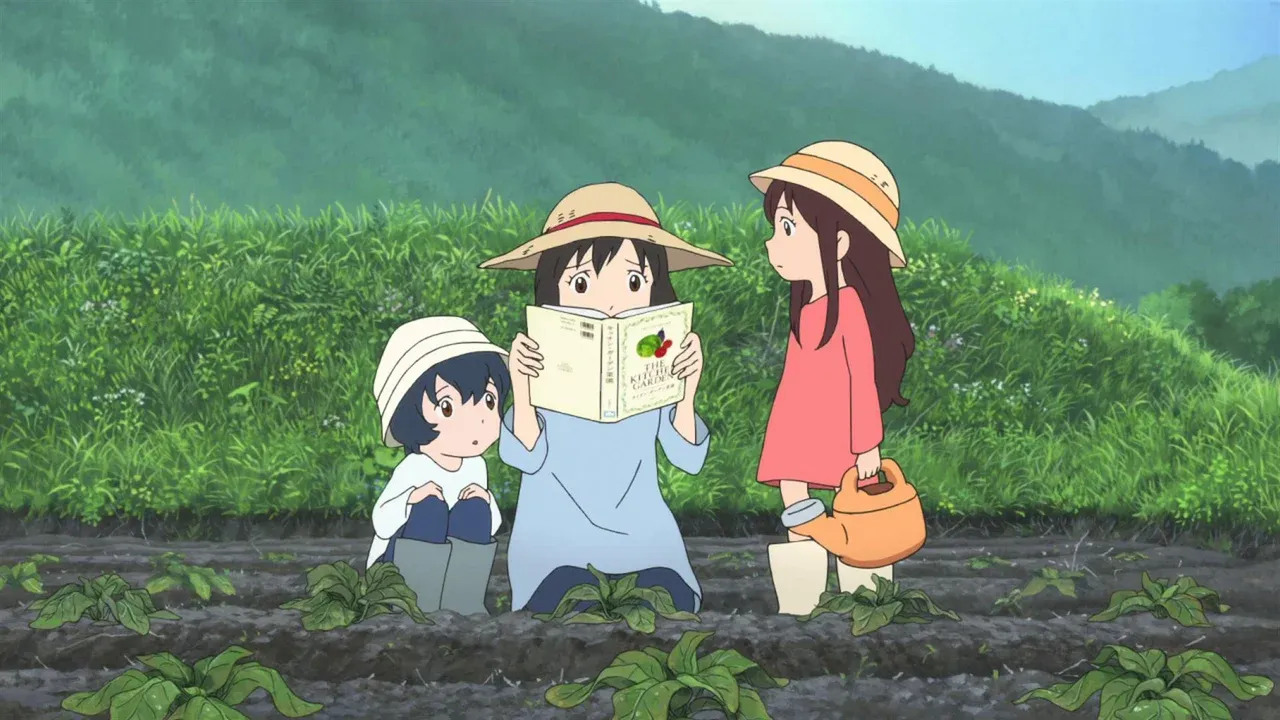 Hana y sus hijos en el campo en Los niños lobo, película de anime emotiva de Mamoru Hosoda