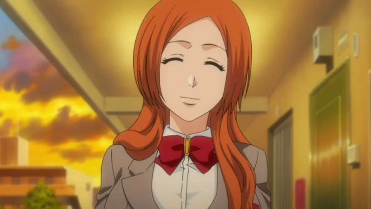 Orihime Inoue sonriendo en los pasillos del instituto en Bleach, personaje femenino subestimado por el fandom