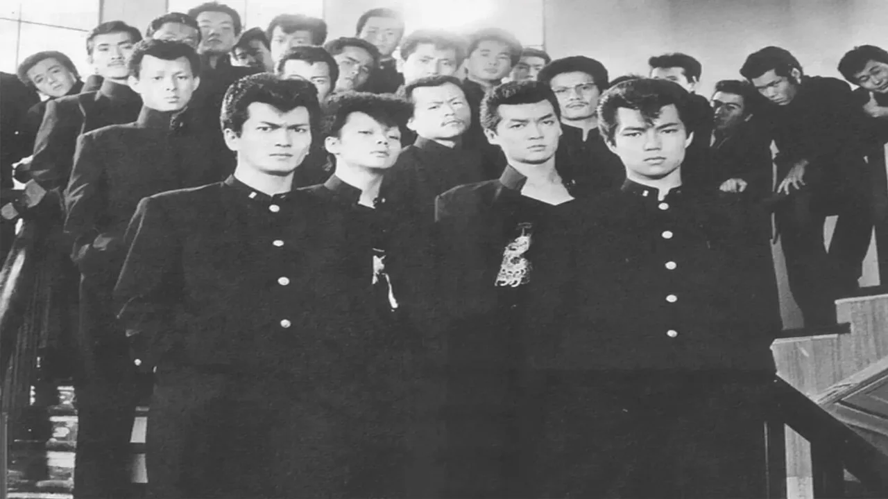 Grupo de yankī japoneses con uniformes escolares en fotografía en blanco y negro de los años 70