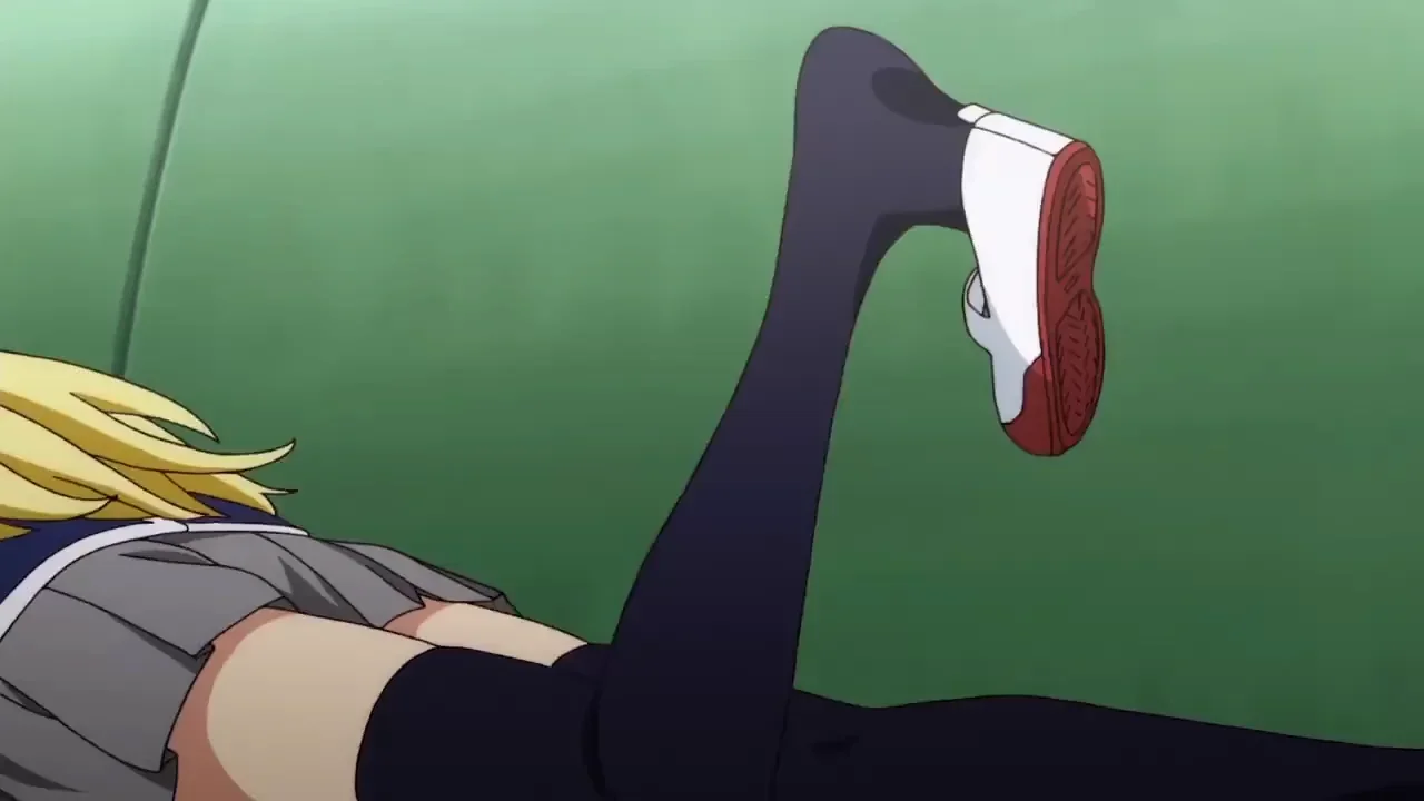 Primer plano de una uwabaki con franja roja en la suela, el calzado de interior obligatorio en los institutos japoneses que aparece en el anime escolar