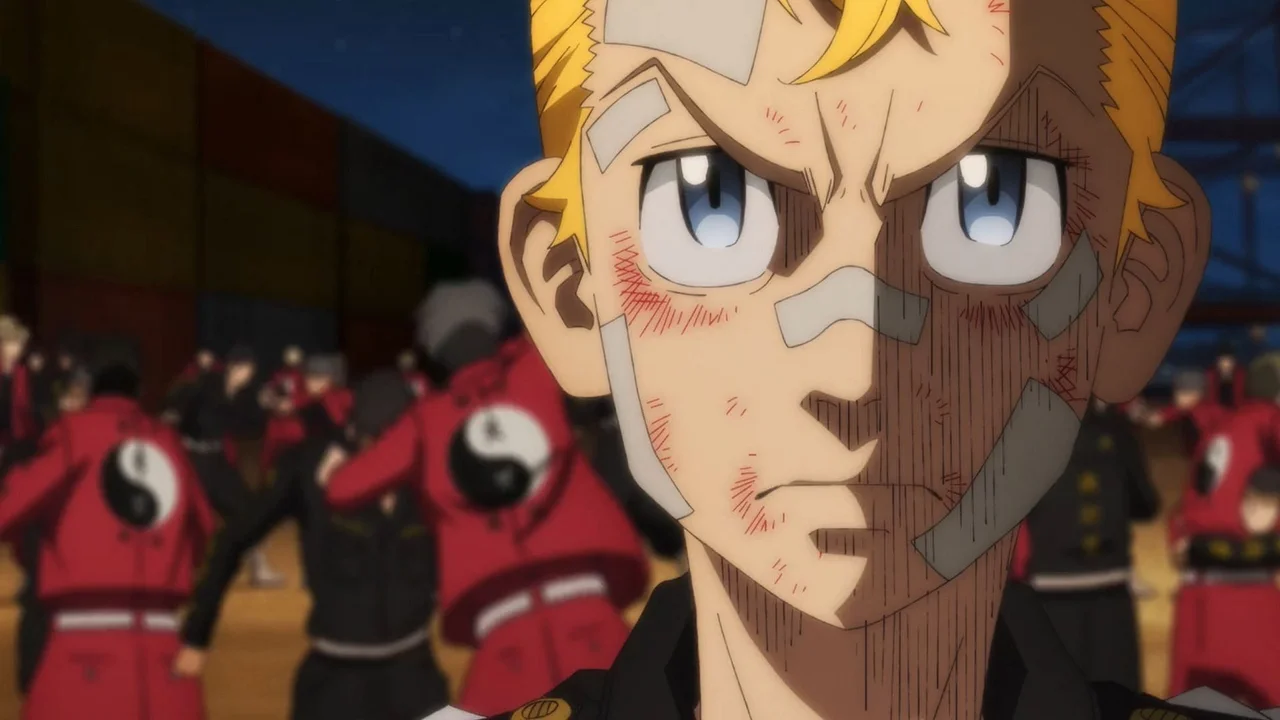 Takemichi Hanagaki recibe una paliza en Tokyo Revengers, mostrando su resistencia como protagonista