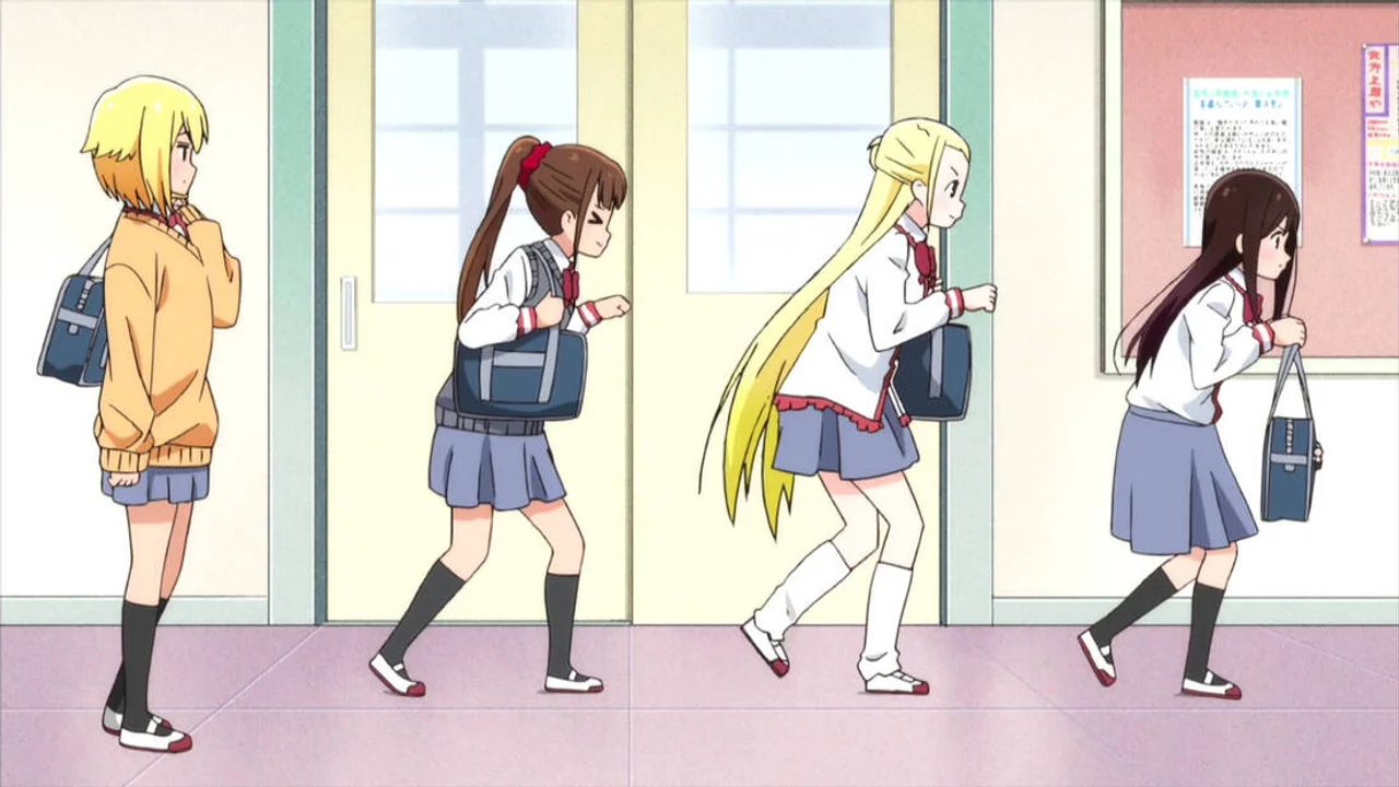 Alumnas de anime caminando por el pasillo del instituto calzando uwabaki, las zapatillas blancas de lona de interior típicas de las escuelas japonesas