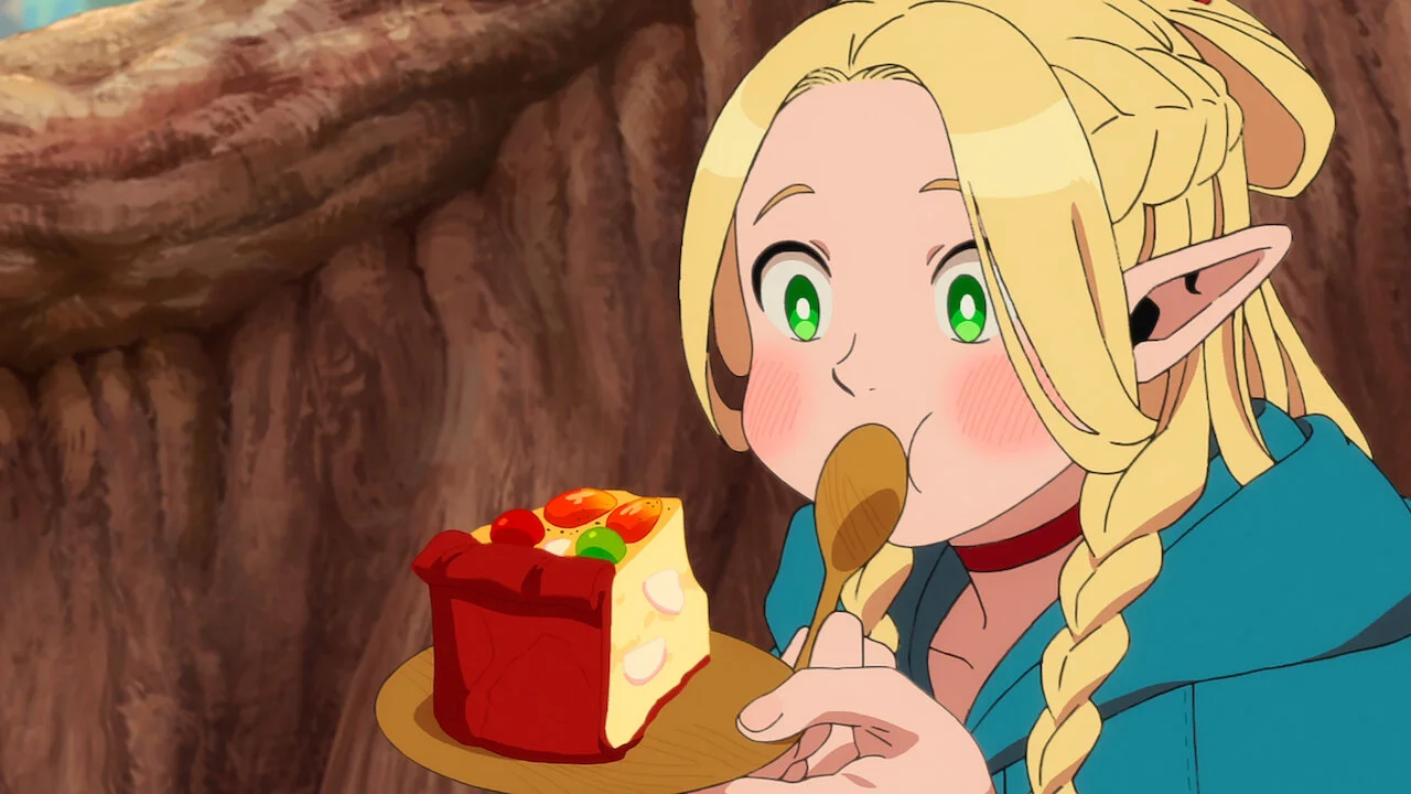 Marcille comiendo un pastel de frutas en una mazmorra en Tragones y Mazmorras, el mejor anime de cocina y supervivencia