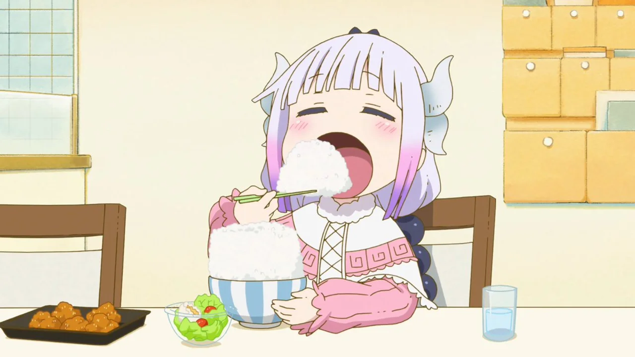 Kanna de Dragon Maid comiendo un onigiri gigante con palillos, ritual de comida en el anime