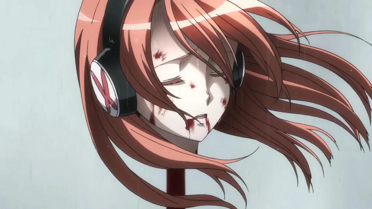 Impactante y trágica escena de la muerte de Chelsea en el anime dark fantasy Akame ga Kill!, mostrando su cabeza cortada con auriculares en una pica bajo la lluvia
