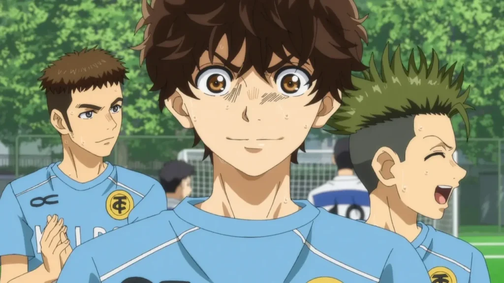 El protagonista Ashito Aoi sonriendo y sudando en el campo de juego junto a sus compañeros en un episodio de Ao Ashi