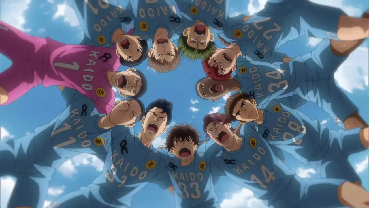 El equipo de fútbol de la secundaria Kaido reunido en círculo y gritando con energía antes de un partido en el anime Ao Ashi