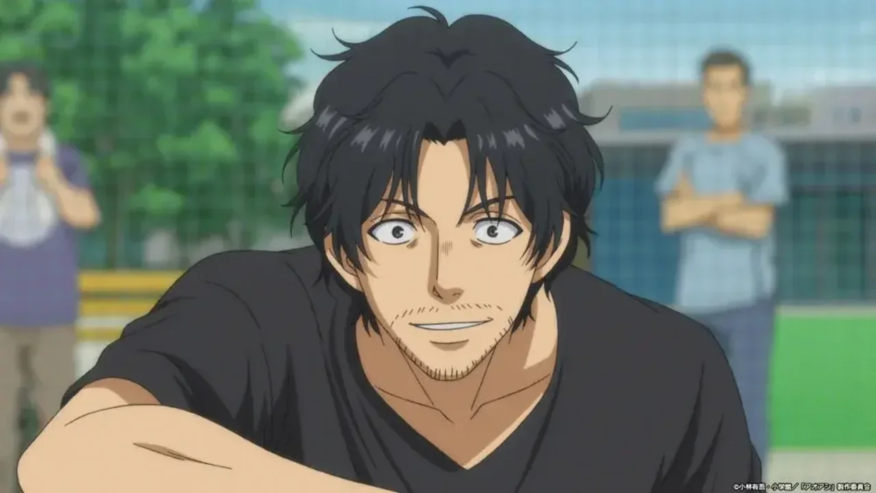 El entrenador Tatsuya Fukuda sonriendo mientras observa atentamente un partido en el anime de fútbol Ao Ashi