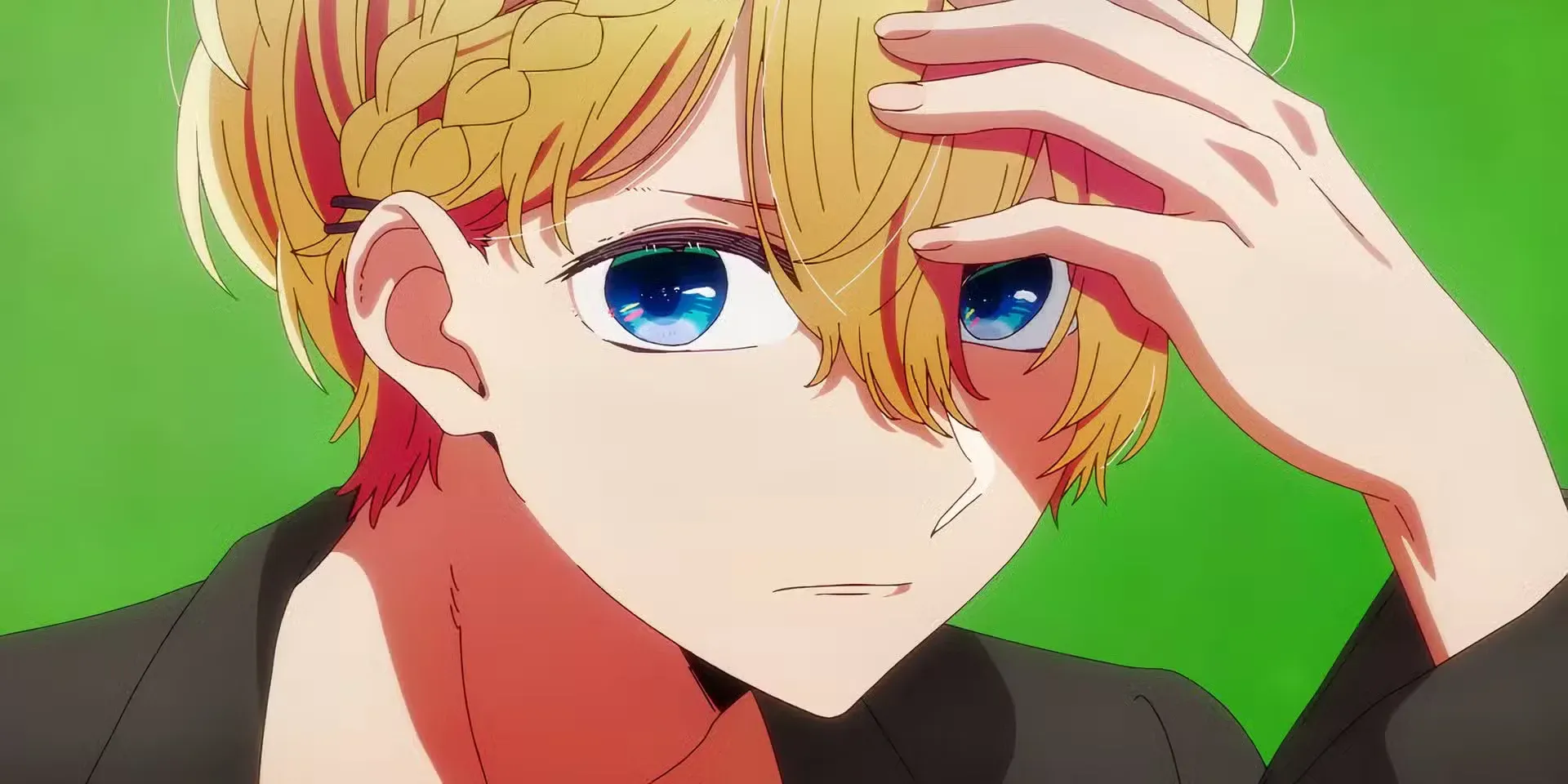 ua Hoshino con expresión seria y la mano en la cabeza, mostrando sus ojos azules normales sin estrellas en Oshi no Ko
