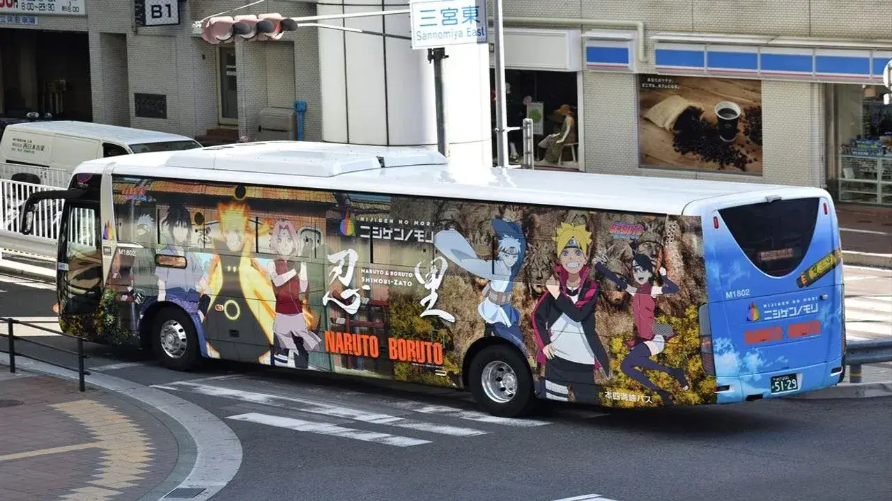 Autobús directo a Nijigen no Mori decorado con personajes de Naruto y Boruto, salida desde Sannomiya, Kobe