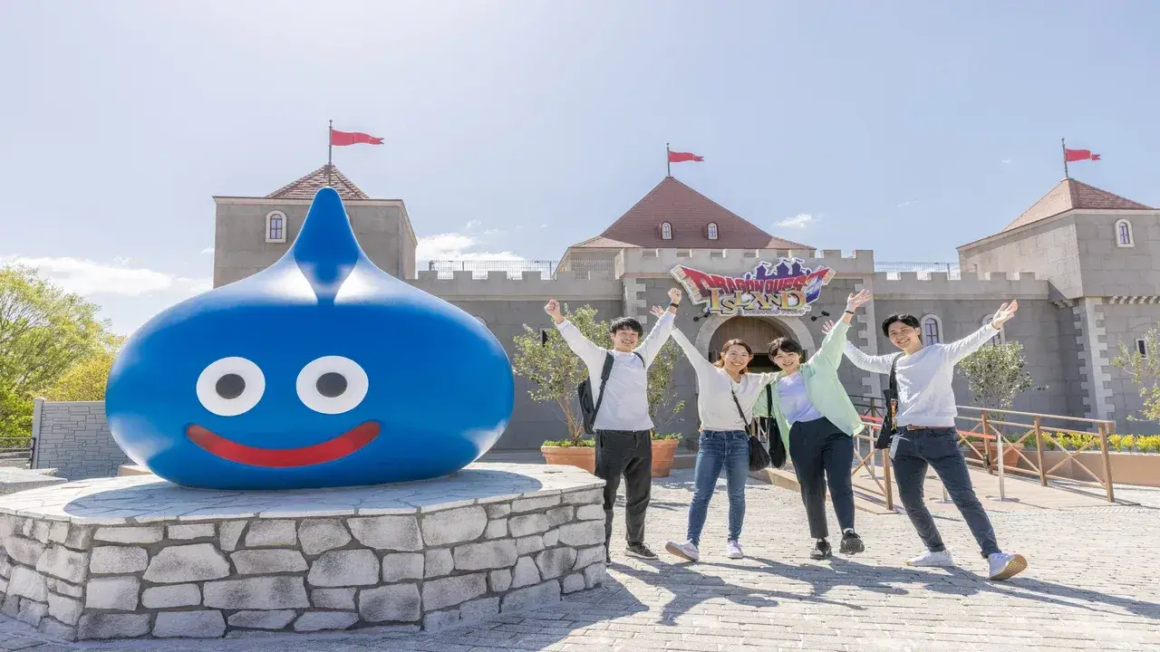 Entrada de Dragon Quest Island en Nijigen no Mori con el slime gigante, parque temático de anime en Awaji