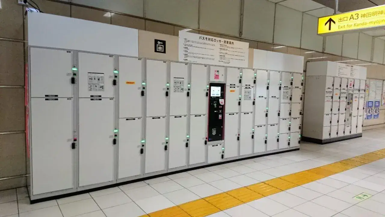Fila de casilleros guardaequipaje (coin lockers) en la estación de Akihabara, cerca de la salida A3 hacia Kanda-myojin.