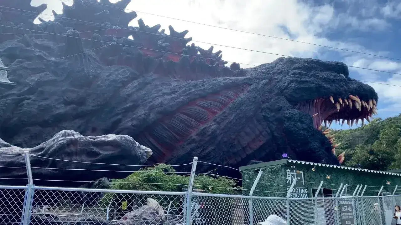 Réplica gigante de Shin Godzilla en el parque temático Nijigen no Mori, isla de Awaji, Japón