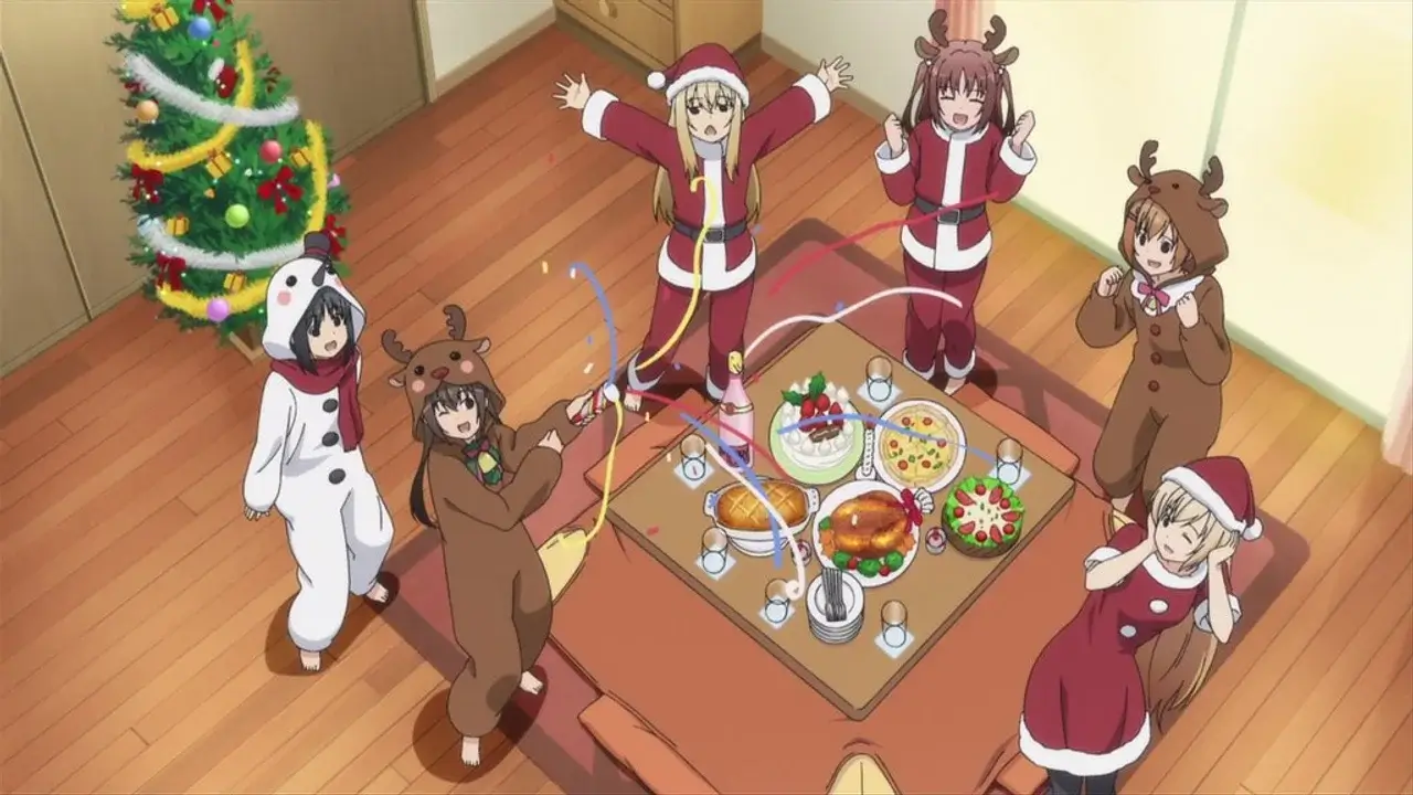 Las hermanas de Minami-ke celebrando la Nochebuena disfrazadas de Santa Claus y reno junto a la mesa de comida