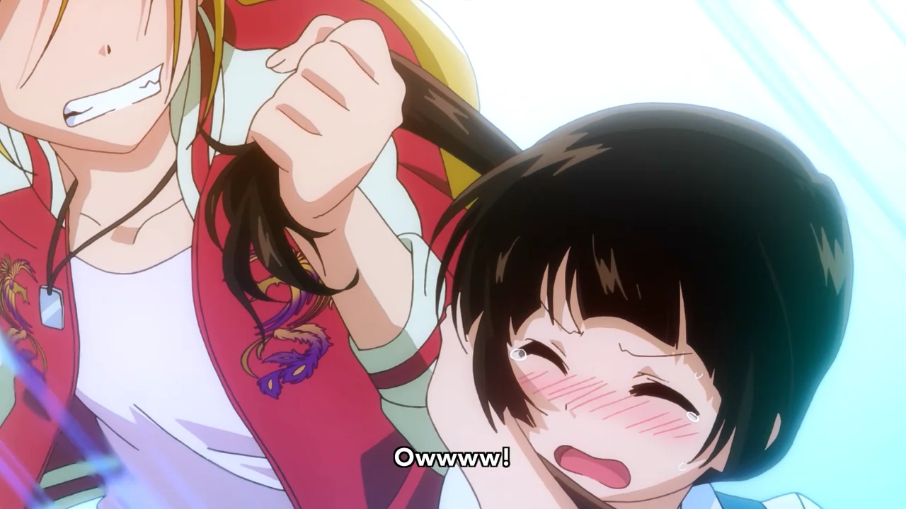 Escena del anime slice of life Kuma Miko (Girl Meets Bear) donde Hibiki Sakata tira del cabello a Machi Amayadori, quien llora quejándose de dolor