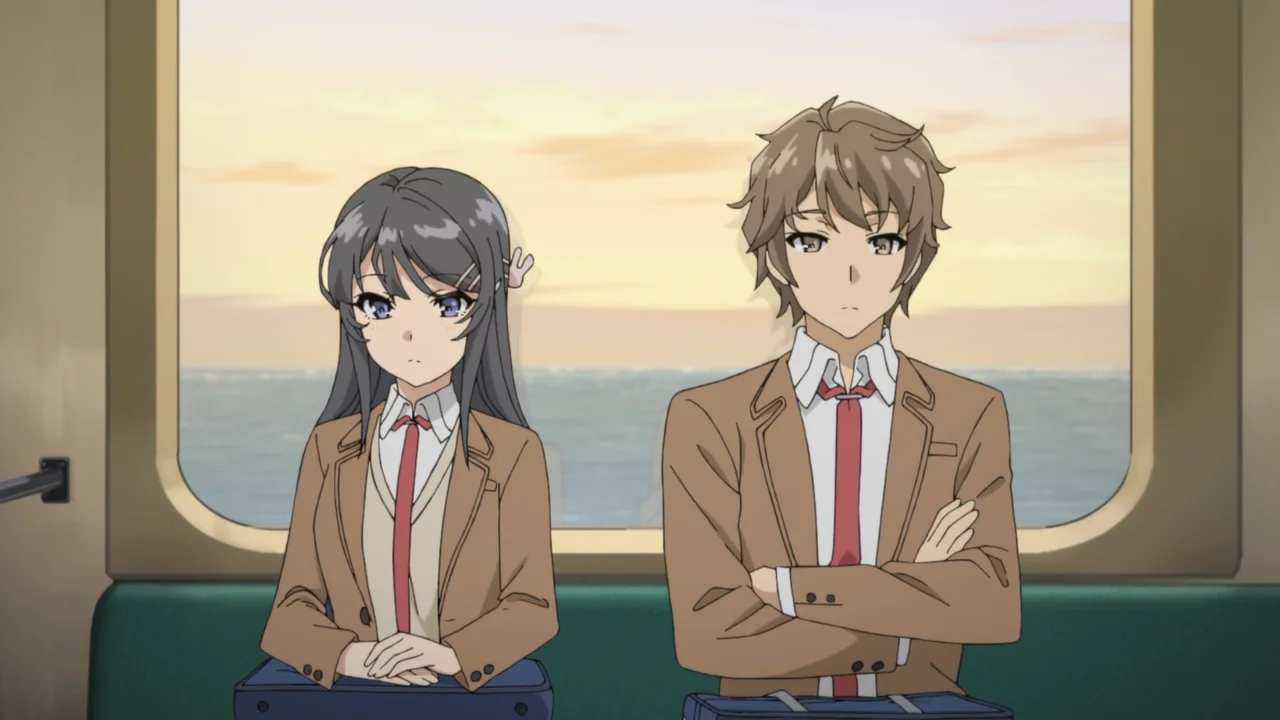 Mai Sakurajima y Sakuta Azusagawa sentados juntos en el tren al atardecer en Bunny Girl Senpai