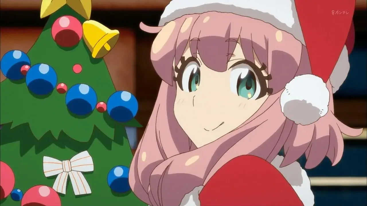 Mikatan Narugino de Punch Line con gorro de Santa Claus junto al árbol de Navidad decorado