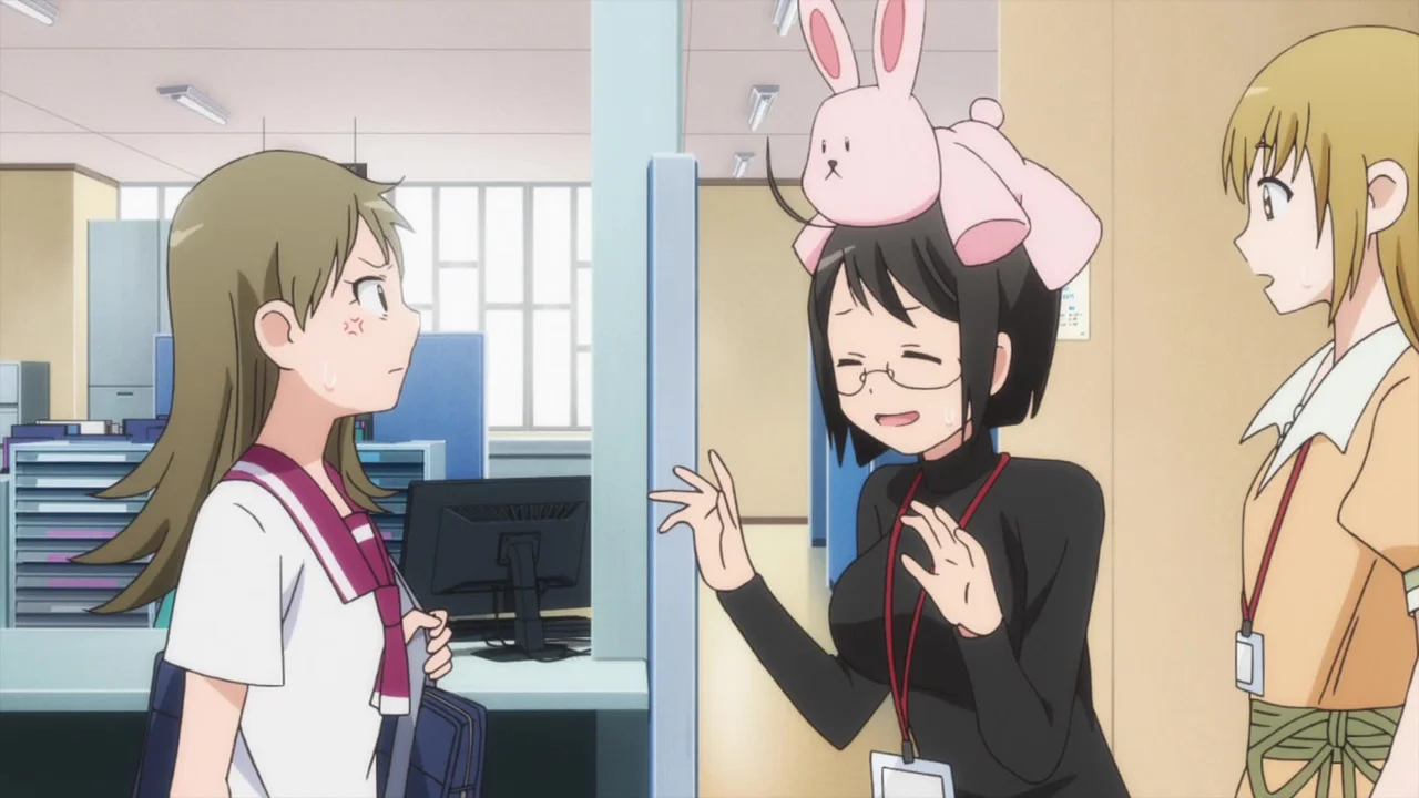 Lucy Yamagami, Saya Miyoshi y Chihaya en la oficina de Servant x Service, comedia romántica de funcionarios