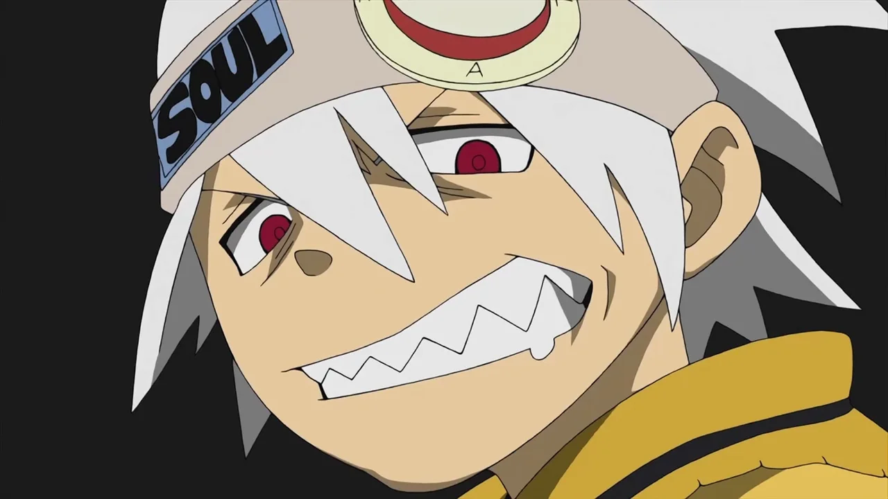 Primer plano de Soul Evans del anime shounen Soul Eater, luciendo su icónica banda en la cabeza, cabello blanco y su característica sonrisa con dientes afilados.