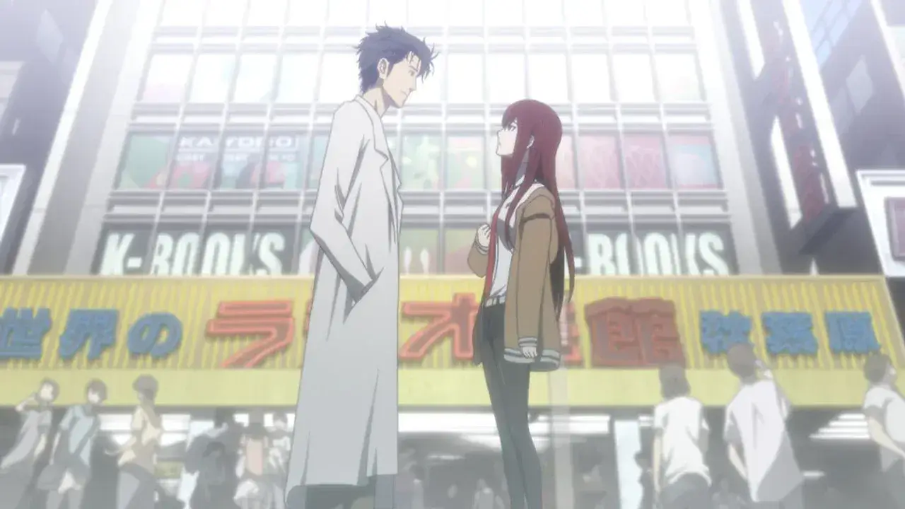 Escena del anime Steins;Gate mostrando el reencuentro de Rintaro Okabe y Kurisu Makise frente al icónico edificio Radio Kaikan en Akihabara.