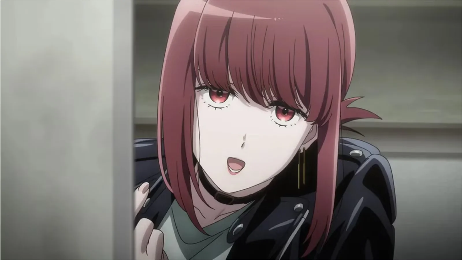 Tayama con chaqueta de cuero en Smoking Behind the Supermarket with You, anime de romance adulto