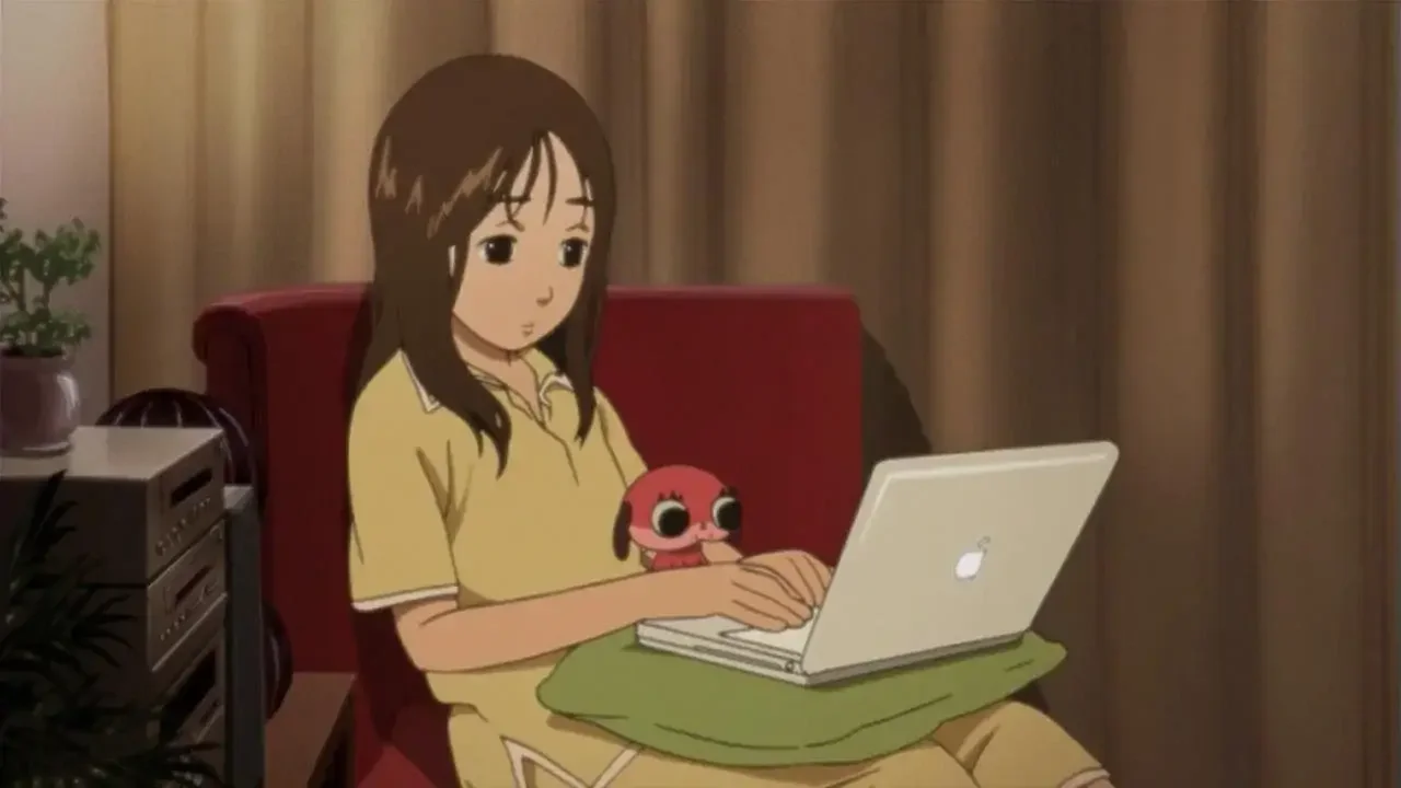 Tsukiko Sagi con su ordenador portátil y el peluche Maromi, protagonista de Paranoia Agent de Satoshi Kon