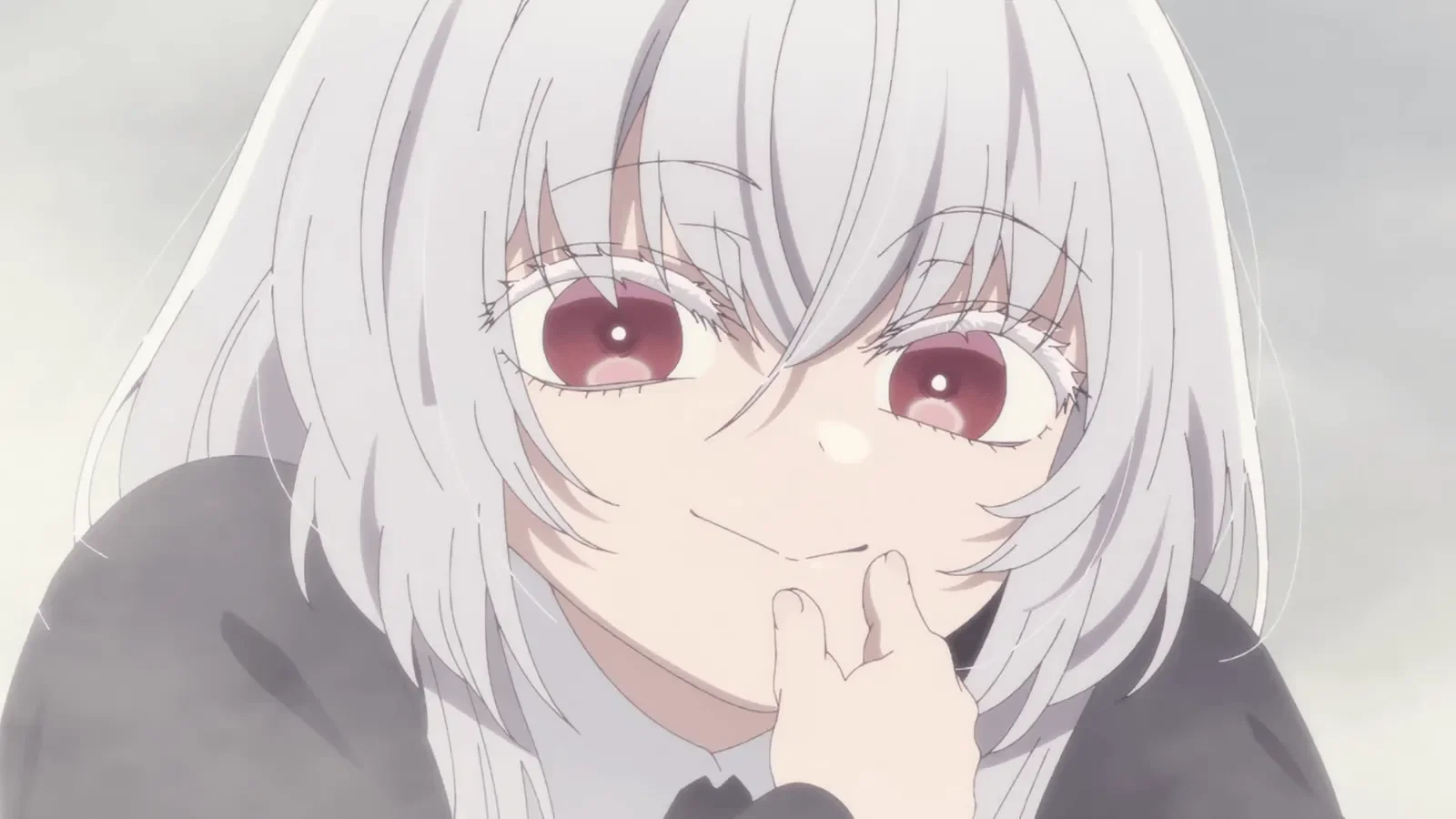 Tsukuyomi la Niña Cuervo con expresión misteriosa y ojos rojos en primer plano en Oshi no Ko