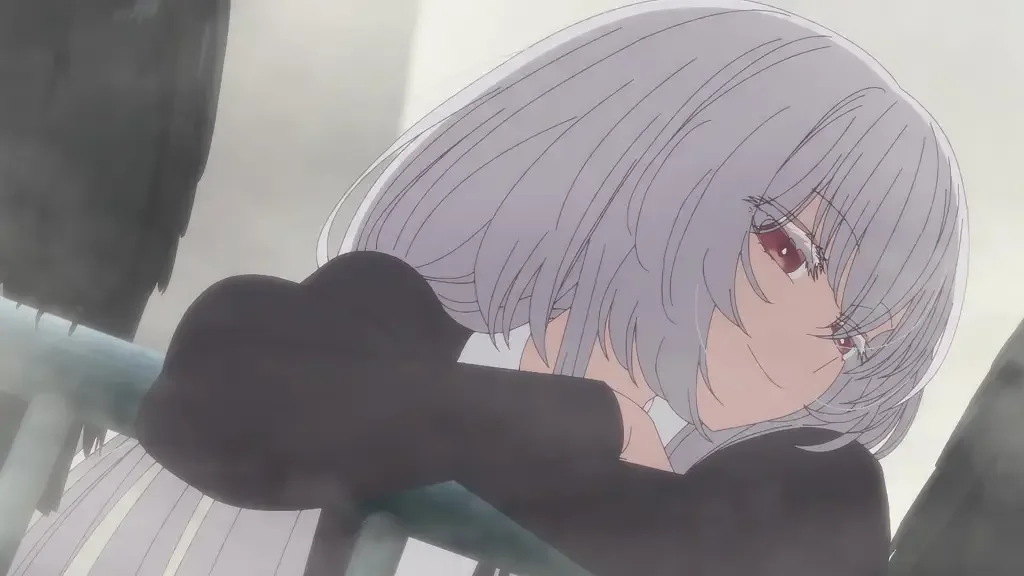 Tsukuyomi la Niña Cuervo de perfil con cabello blanco y ojos rojos en Oshi no Ko