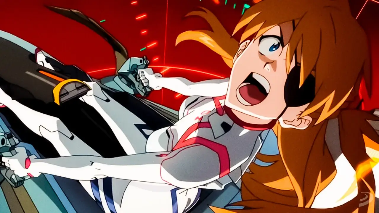 Asuka Langley gritando dentro de la cabina del EVA rodeada de alertas rojas en Evangelion