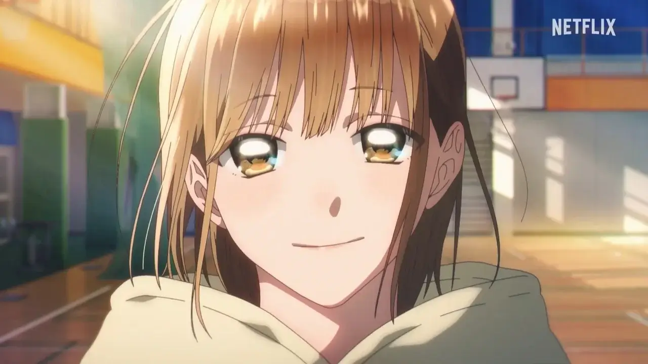 Chinatsu Kano sonriendo con lágrimas en el gimnasio, escena emotiva de Blue Box temporada 2 en Netflix