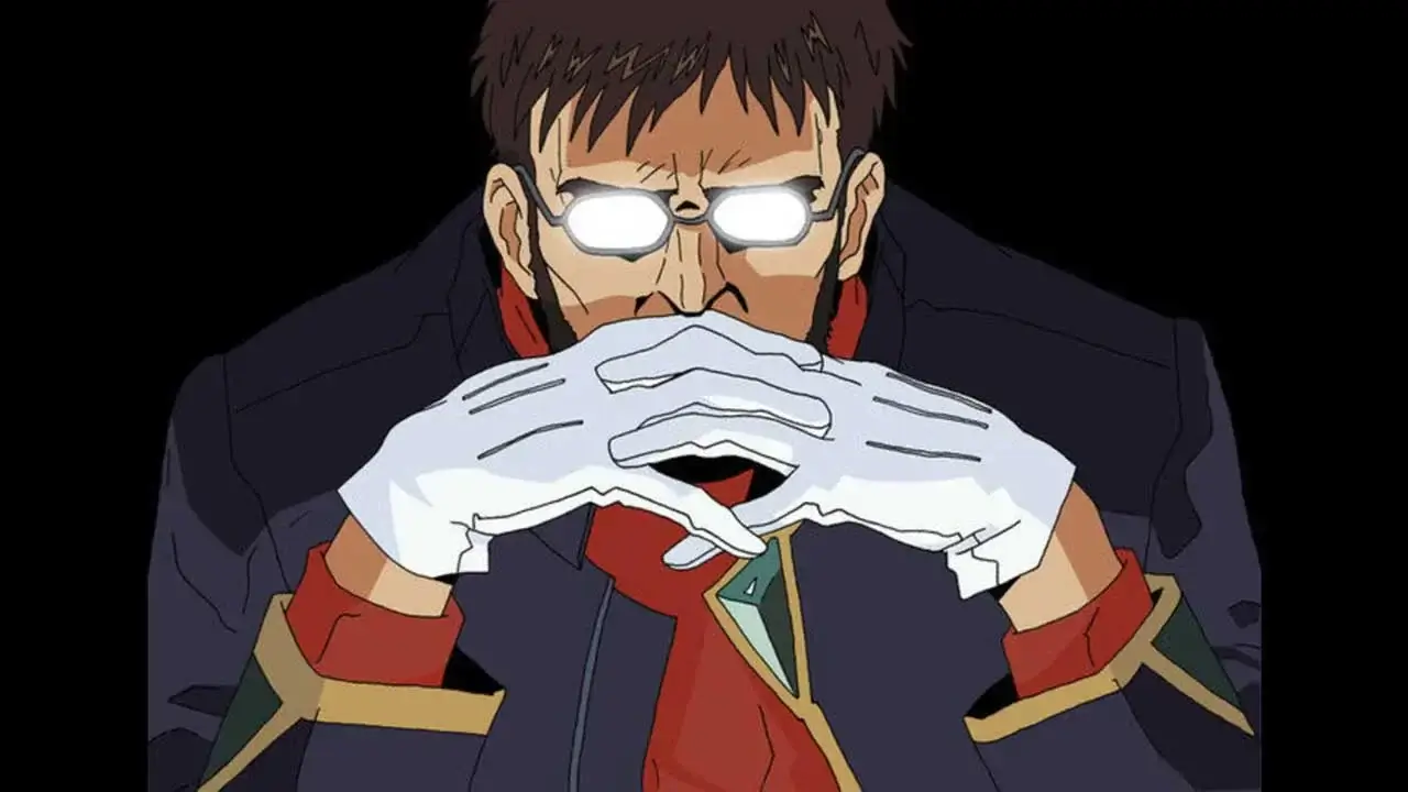 Gendo Ikari con las manos cruzadas y las gafas iluminadas, líder de NERV en Evangelion