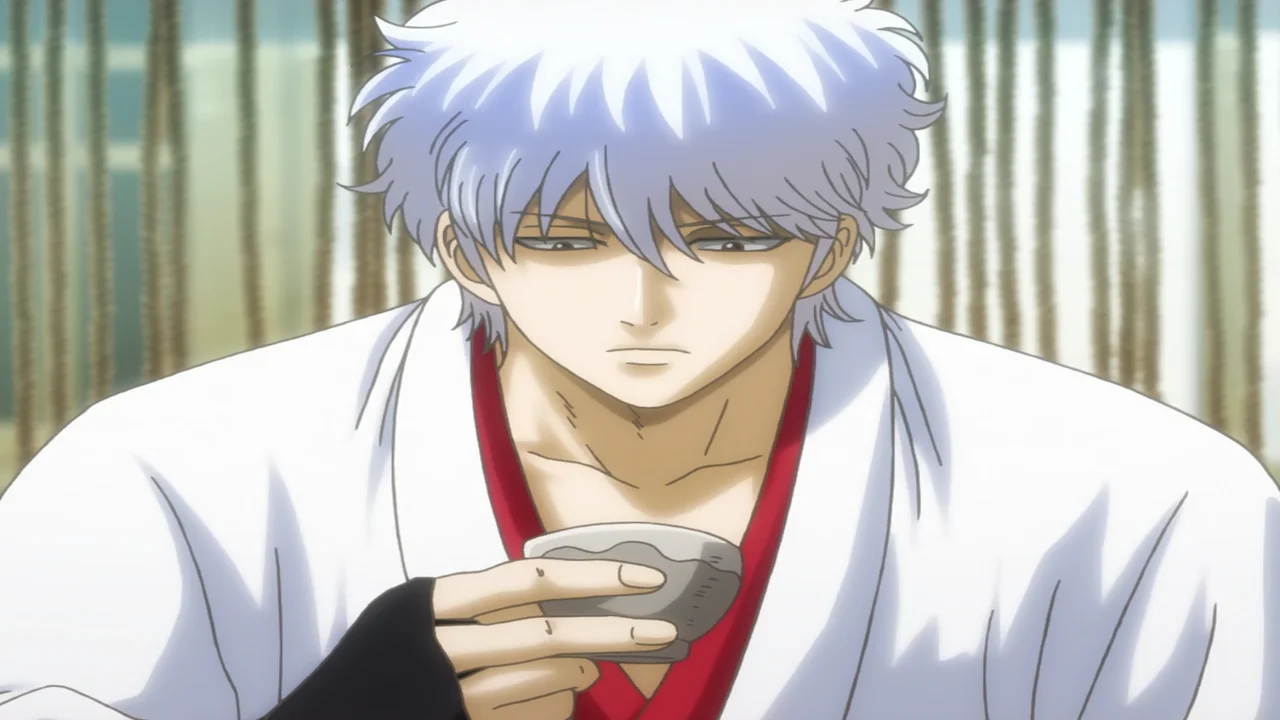 Gintoki Sakata con mirada seria sosteniendo una taza de té en un bosque de bambú, escena samurái de Gintama