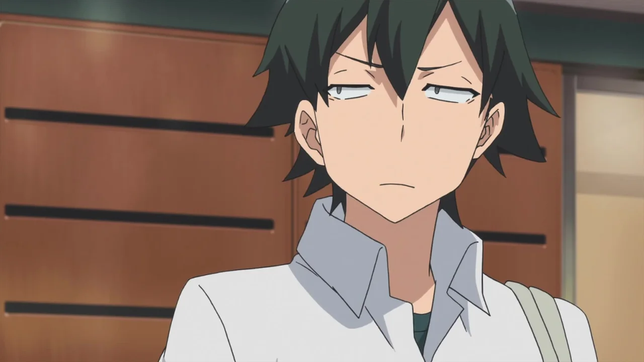 Hachiman Hikigaya con mirada apática y ojos entrecerrados, expresión de hastío típica del antihéroe de Oregairu