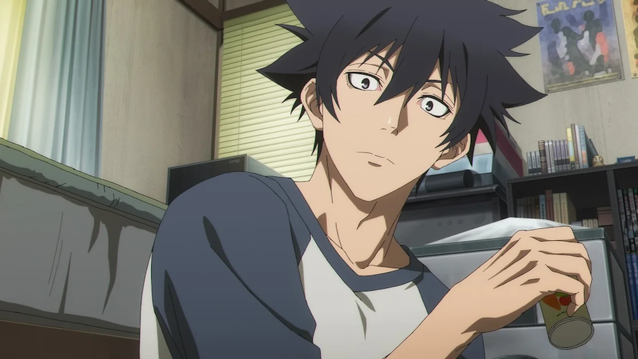 Jiro Azuma con expresión de sorpresa sosteniendo una lata en su habitación, escena del anime Black Torch