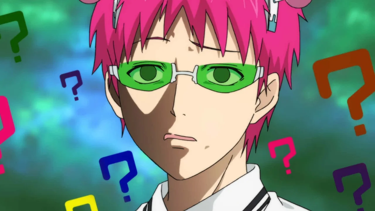 Kusuo Saiki de The Disastrous Life of Saiki K. rodeado de signos de interrogación de colores, expresando confusión ante los misterios del anime