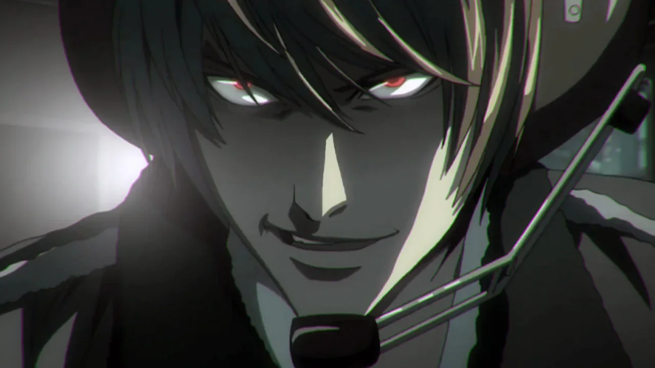 Light Yagami con ojos rojos, sonrisa siniestra y auriculares puestos, expresión oscura de Death Note