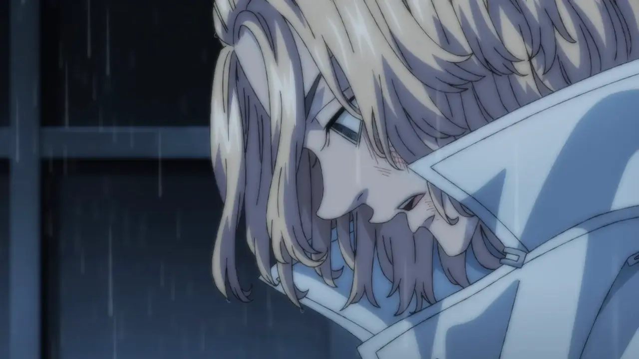 Mikey de Tokyo Revengers con expresión seria bajo la lluvia, escena del arco Guerra de las Tres Deidades del anime de otoño 2026