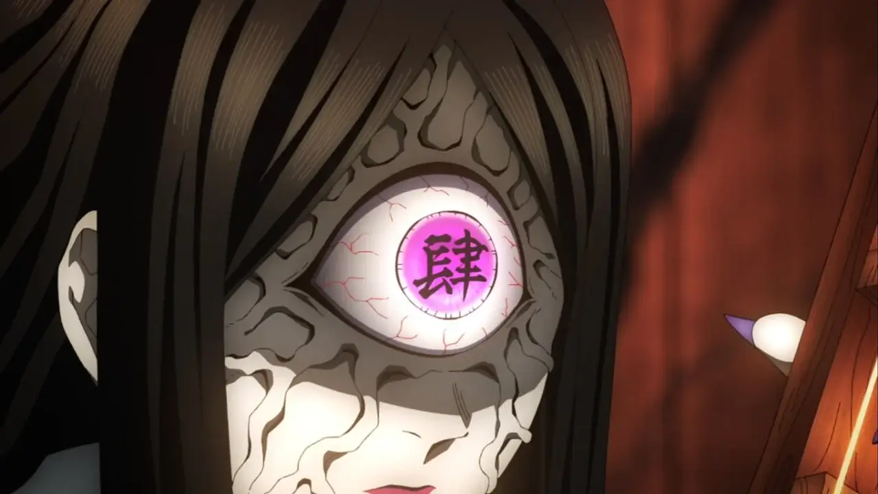 Primer plano del ojo de Nakime, la Cuarta Luna Superior de Demon Slayer, con el kanji "肆" (cuatro) grabado en su pupila dentro del Castillo Infinito